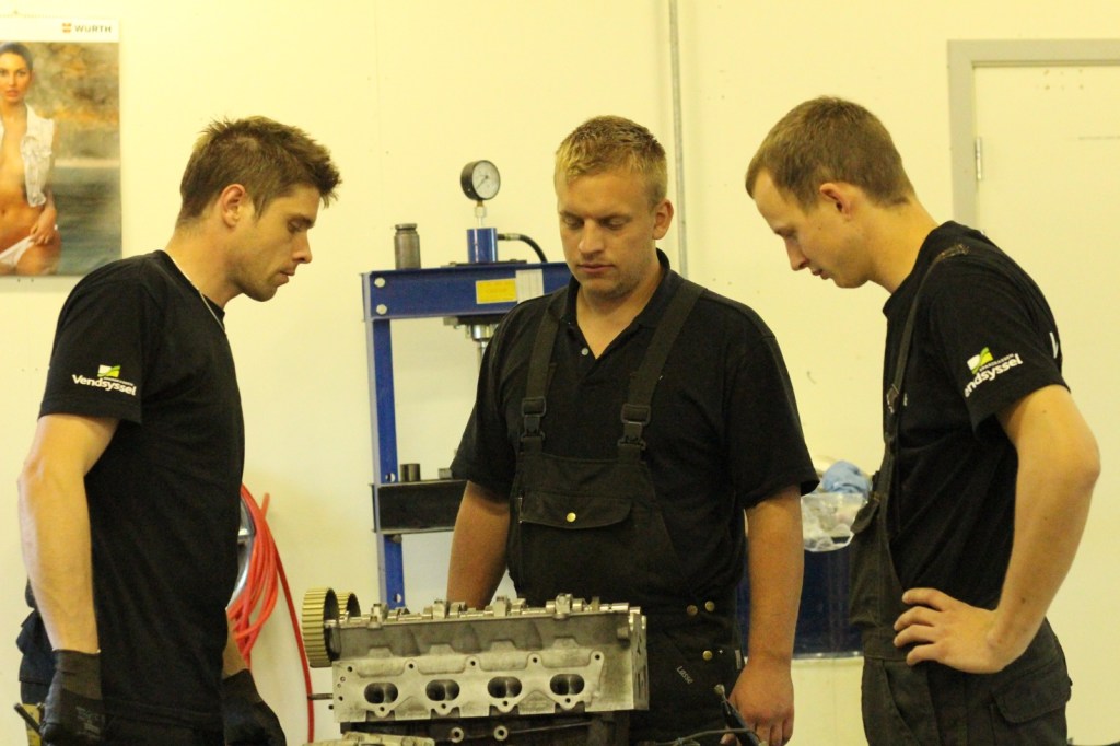 Teamet har i samarbejde med HDS-trim på Fyn fabrikeret en helt ny motor til Renault-raceren. Jensole Thomsen (TV), Lasse Bredahl (MF) og chauffør Dennis Christensen (TH) har arbejdet hårdt for at få konkurrencemateriellet i orden
(Foto: Kim Lauritsen)